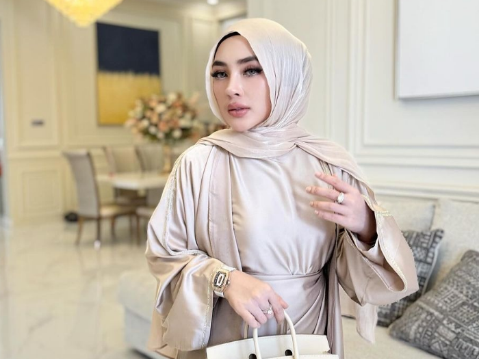 Shella Saukia Dikecam Netizen Karena Diduga Membiayai Umrah Isa Zega