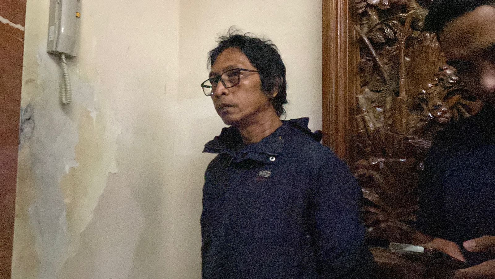 Ekspresi Tenang Nanang Gimbal Pembunuh Artis Sandy Permana Saat Tiba di Polda Metro