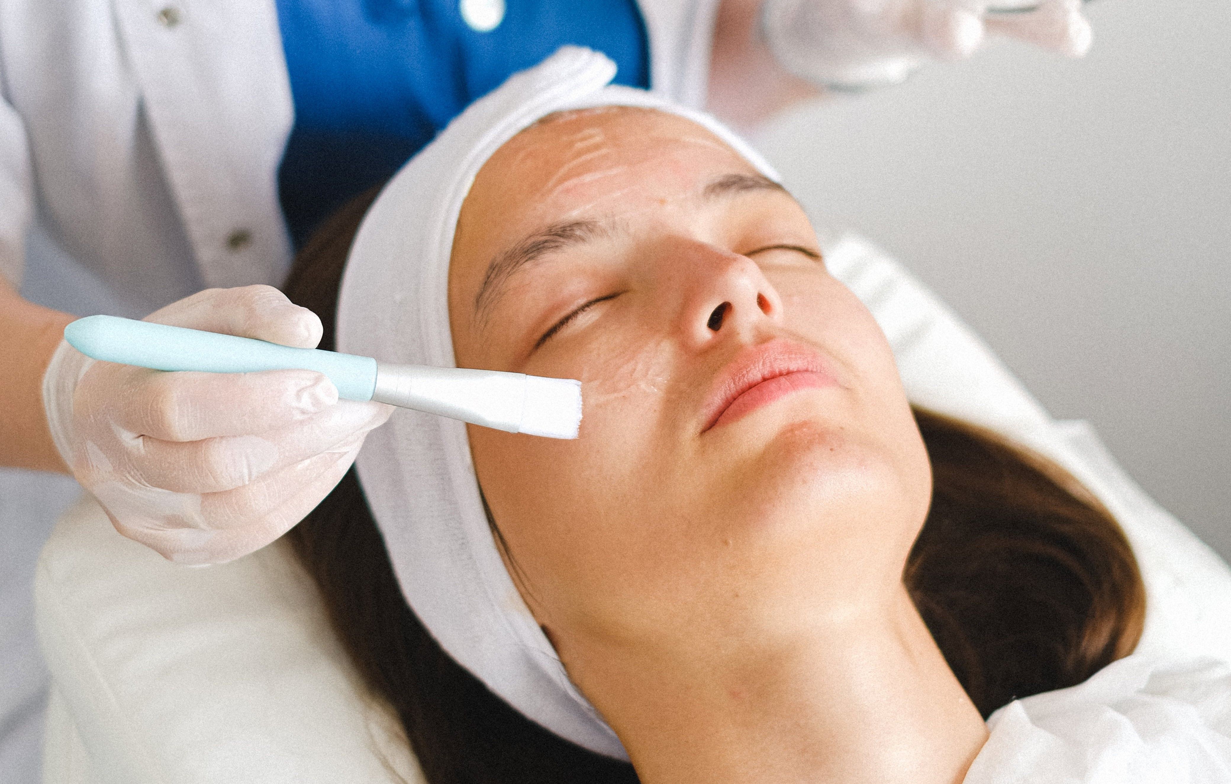 Chemical vs Physical Exfoliation: Mana yang Lebih Aman untuk Kulit Kering?
