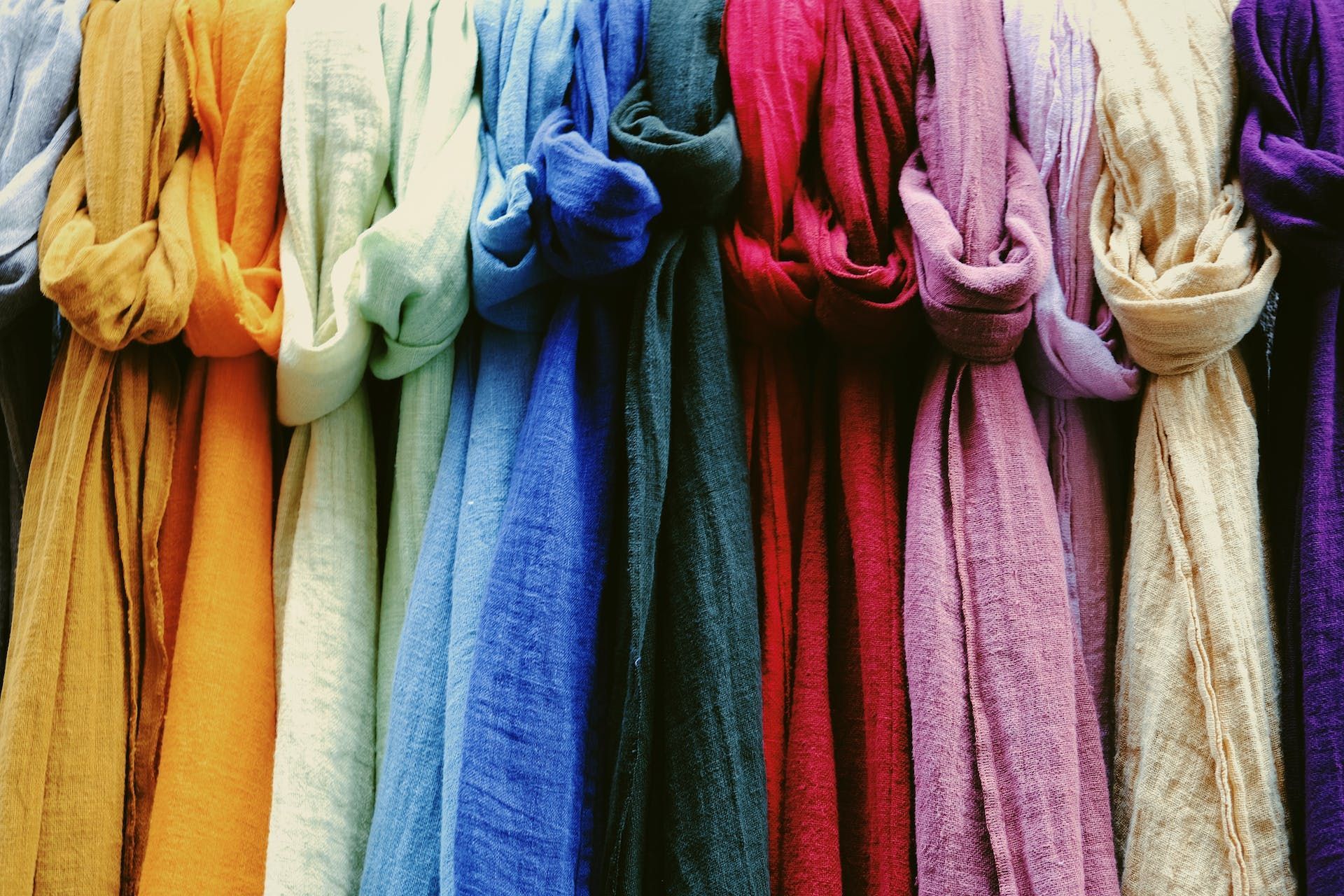 Tips Memilih Warna Hijab Sesuai Warna Kulit Biar Makin Stylish