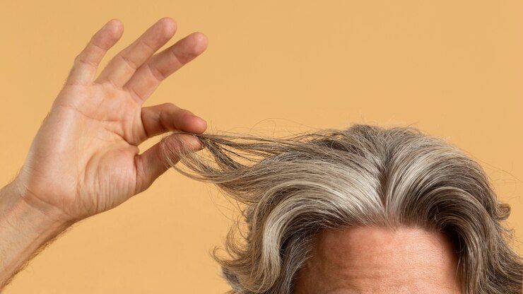 4 Bahaya Mencabut Rambut Putih yang Sering Diremehkan, Bisa Bikin Botak!