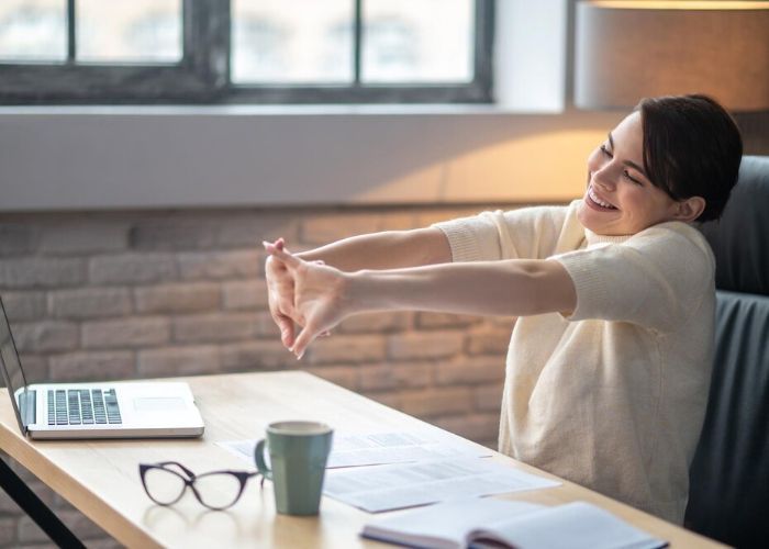 5 Gerakan Stretching Simpel Untuk Pekerja WFH