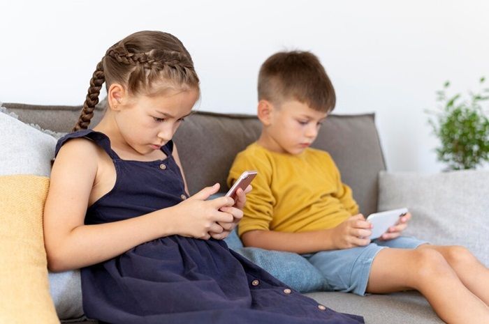 5 Hal Berbahaya Akibat Radiasi Handphone terhadap Anak-anak yang Kamu Harus Tahu!