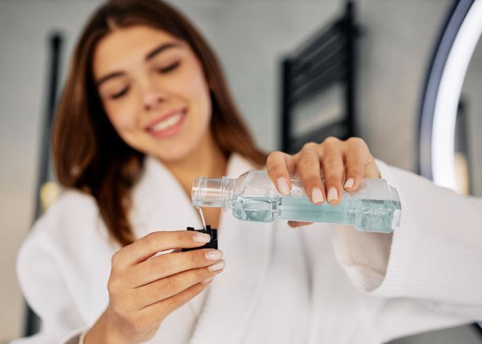 Pakai Obat Kumur Setiap Hari? Berikut Manfaat dan Efek Samping bagi Kesehatan Mulut