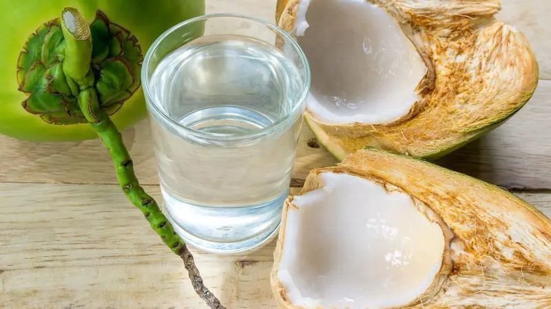 Khasiat Konsumsi Air Kelapa Muda, Aturan Minum yang Tepat dan Efek Sampingnya