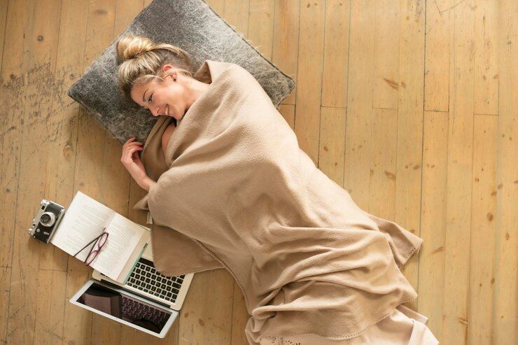 Tidak Banyak Orang Tau, Ternyata ini 3 Manfaat Kesehatan Tidur di Lantai!