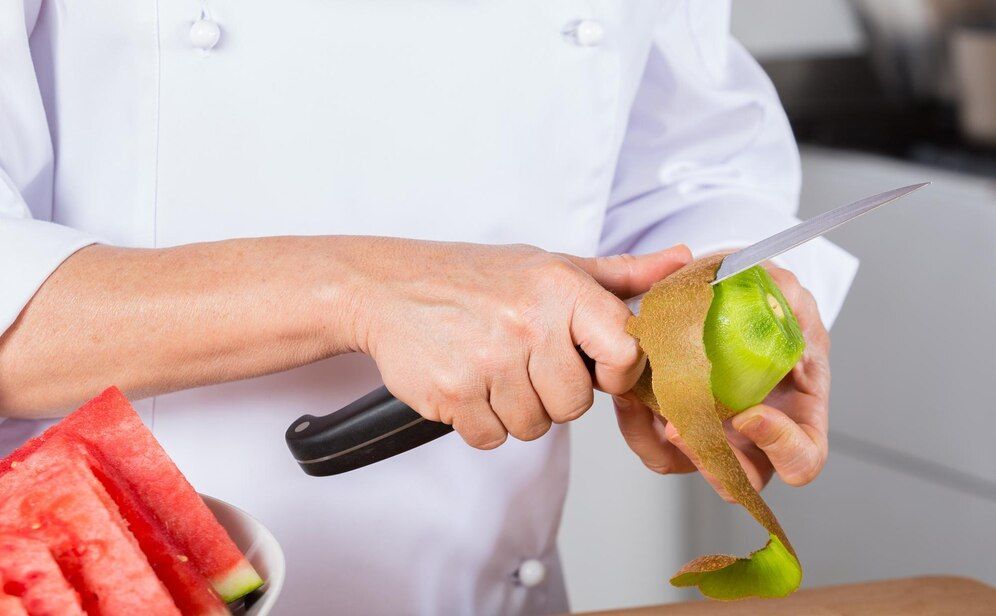 6 Buah yang Sebaiknya Dimakan Tanpa Dikupas, Apa Saja?
