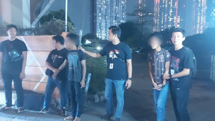Lagi Asik Ngopi 2 Pelaku Penusukan dan Pemalakan Supir Truk di Tol Tomang Diringkus Polisi