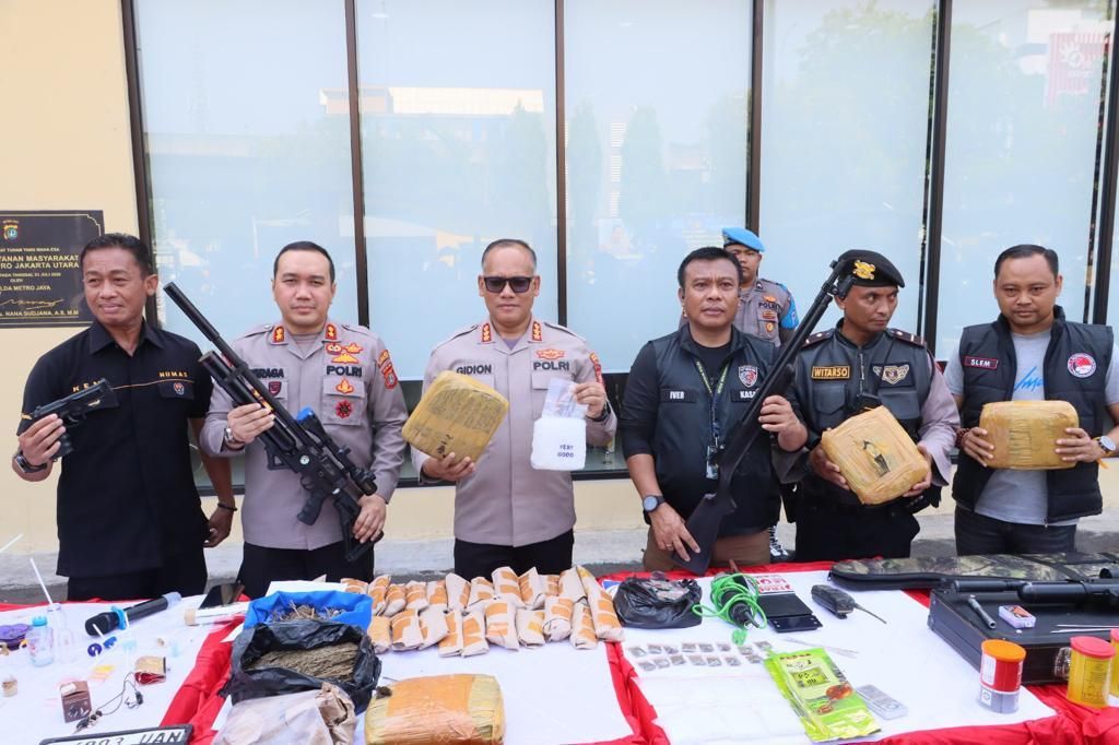 Polres Jakut Gerebek Kampung Bahari, Narkoba, Panah Hingga 3 Pistol Disita!