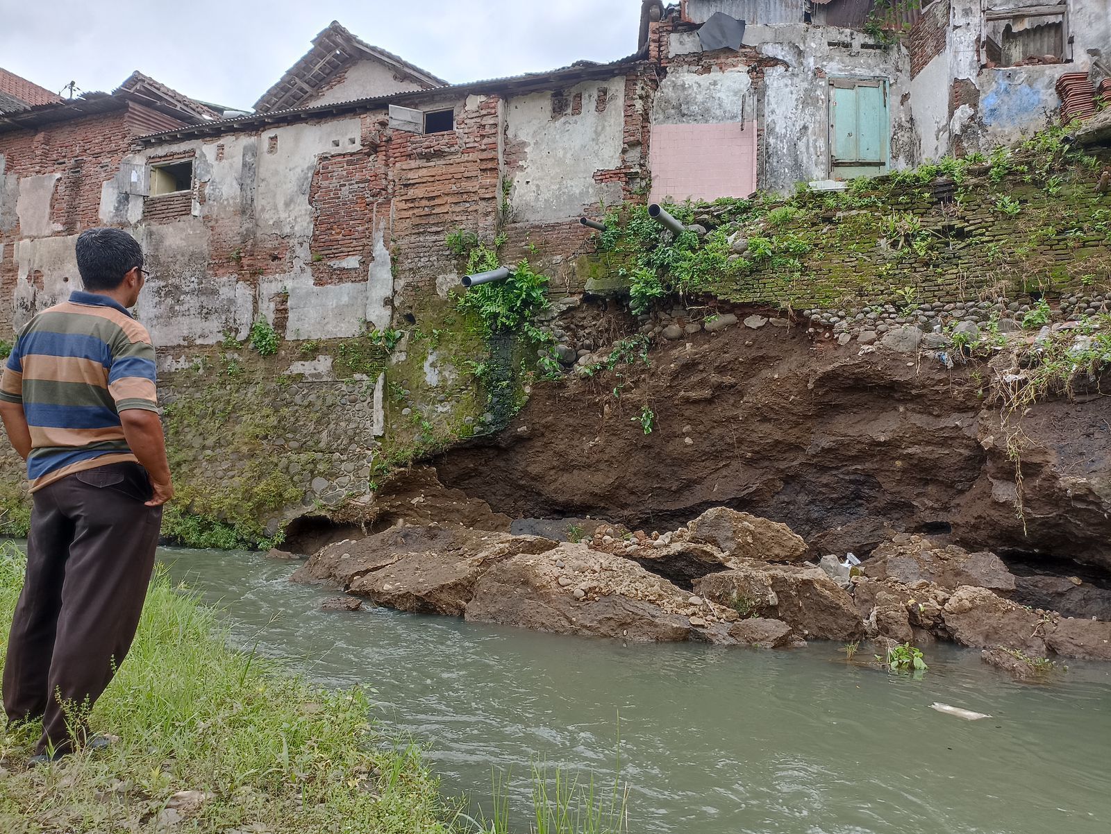 Warga Tengah Kota Jember Was-Was 8 Rumah Rawan Ambruk, Akibat Plengsengan Longsor Dekat Bantaran Sungai