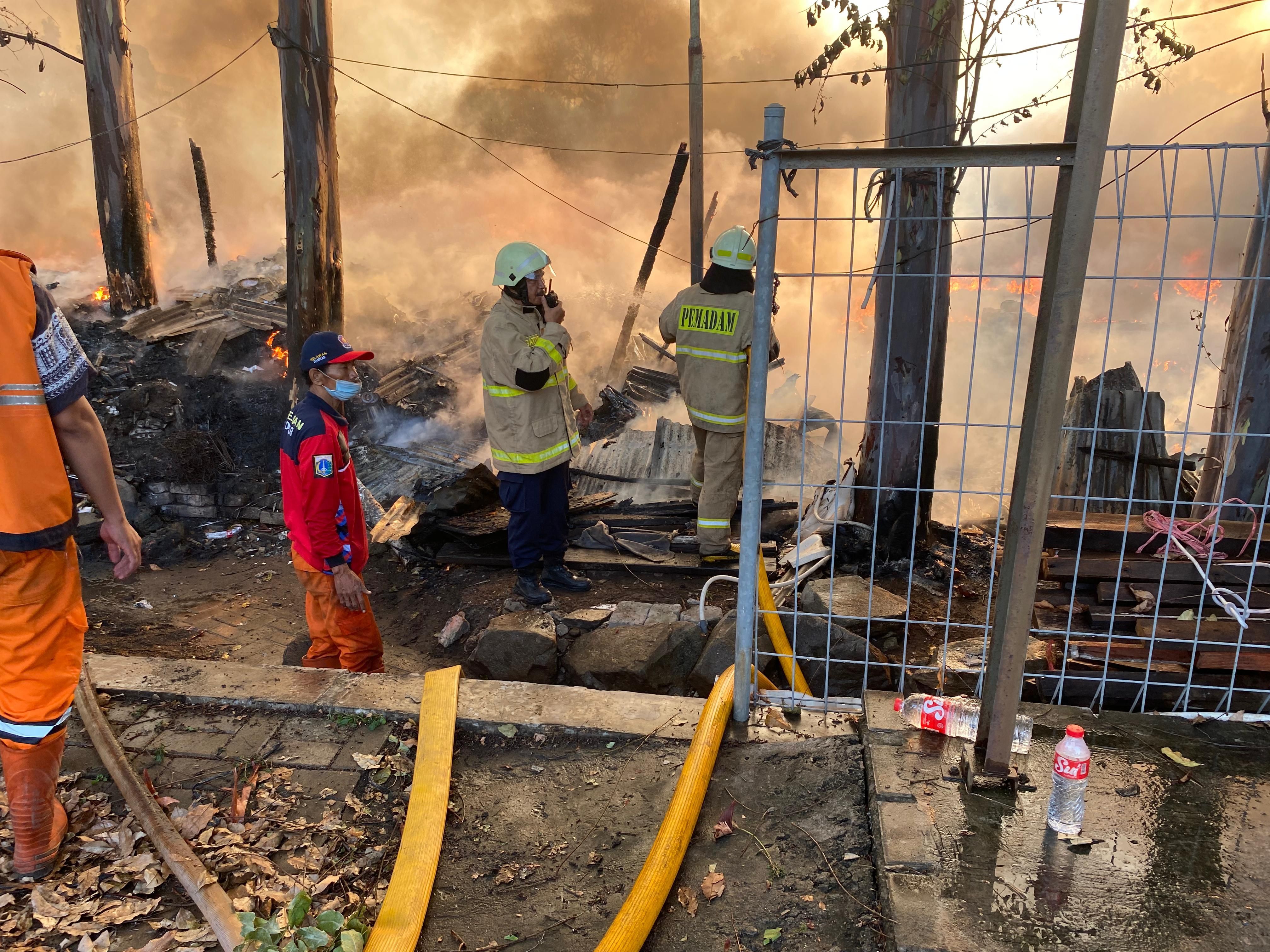1 Lansia Tewas dalam Insiden Kebakaran Ratusan Lapak di Penjaringan Jakut