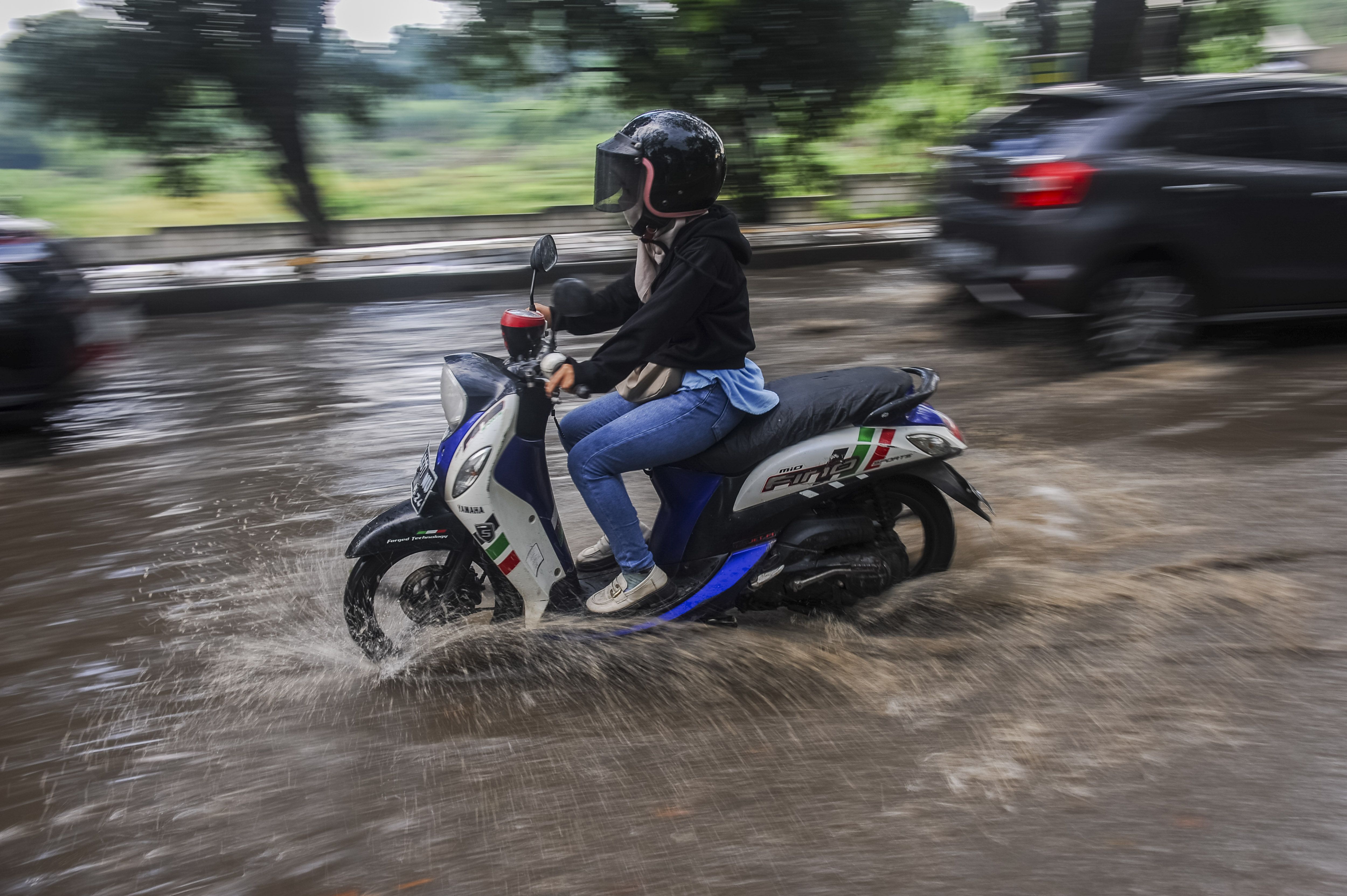Jakarta Diguyur Hujan Lebat, Sejumlah Jalan Tergenang hingga Pohon Bertumbangan