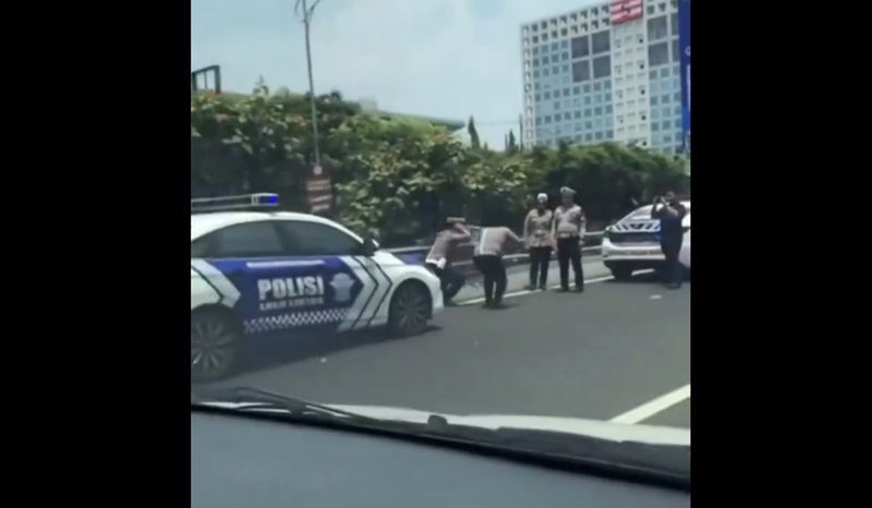 Viral 2 Polantas Dihukum Squat Jump di Pinggir Jalan Tol, Ternyata Ini Penyebabnya