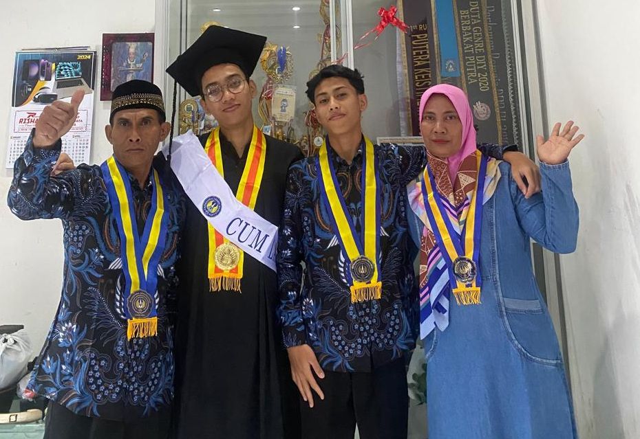 Tak Mau Menyerah, Apry Adi Saputra Si Anak Buruh Tani Jadi Wisudawan UNY Berprestasi IPK 3,99