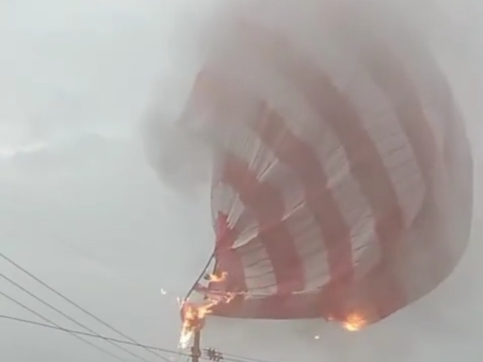 Balon Udara Nyangkut di Tiang Listrik, Listrik Padam di Malang!