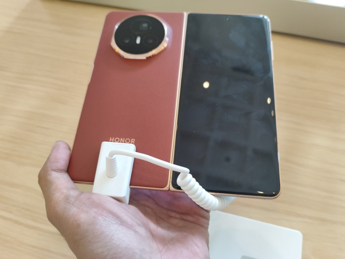 5 Fitur Andalan HP Flip yang Bikin Hidup Lebih Praktis, Apa Saja?