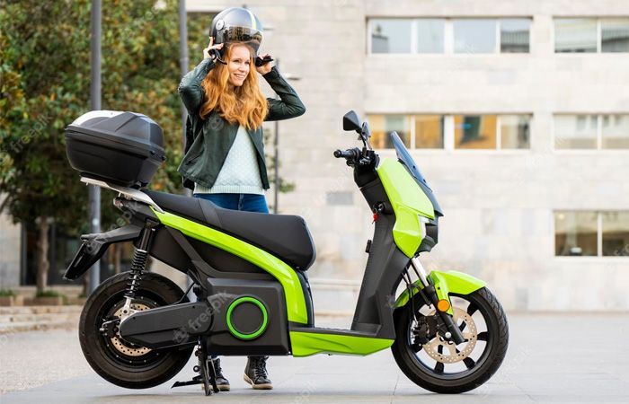 5 Cara Aman Naik Motor Listrik Saat Hujan Deras, Tetap Tenang dan Jangan Panik di Jalan!