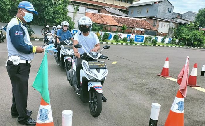 Heboh Petugas Samsat dan Polantas Jaga SPBU Tilang Kendaraan Belum Bayar Pajak Ternyata Hoaks!