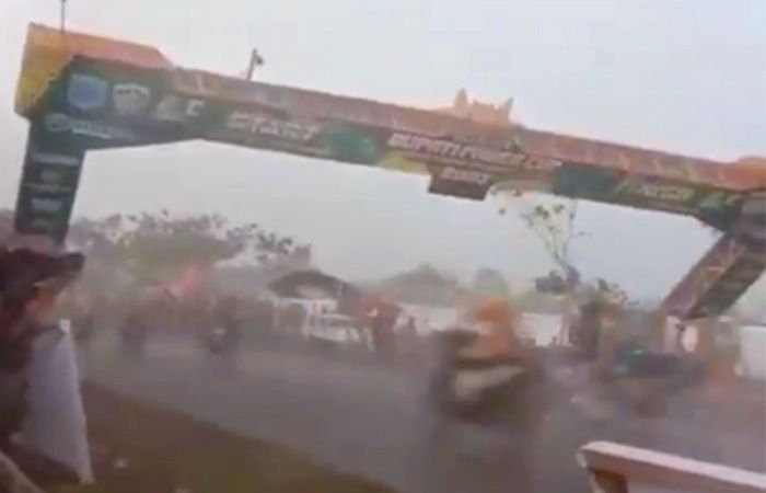 Balap Motor di Paser Tetap Berlangsung saat Hujan Deras, Satu Pembalap Tewas Tertimpa Gerbang Start yang Roboh