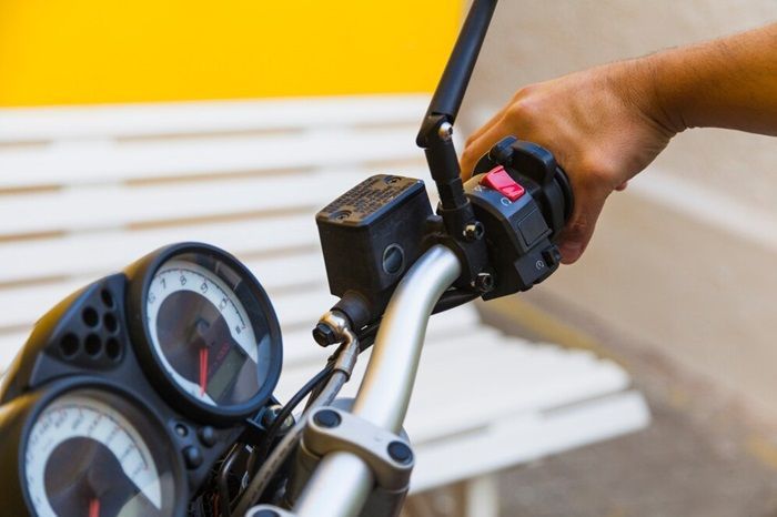 Ban Motor Halus? Mending Buruan Diganti Sebelum 5 Hal Ini Mengintai Perjalanan Kamu!