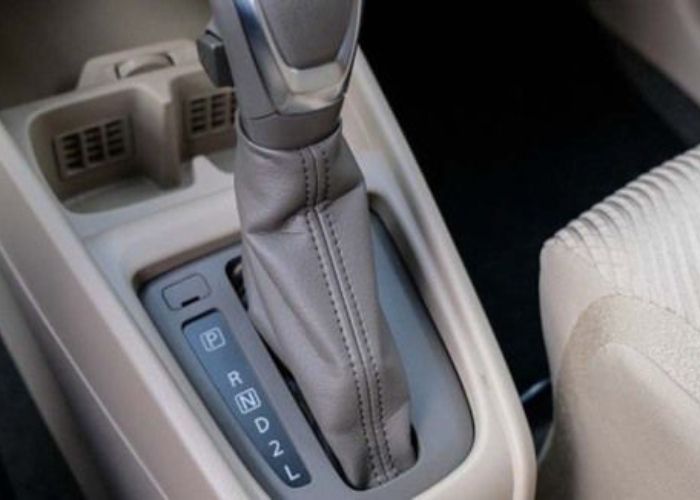 Biar Gak Panik! Ini 5 Tips Mengemudikan Mobil FWD Matic di Tanjakan yang Aman