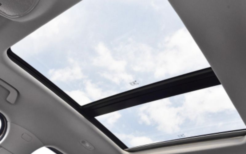 5 Cara Merawat Sunroof Mobil Supaya Awet dan Gak Bocor saat Hujan, Penting Banget!