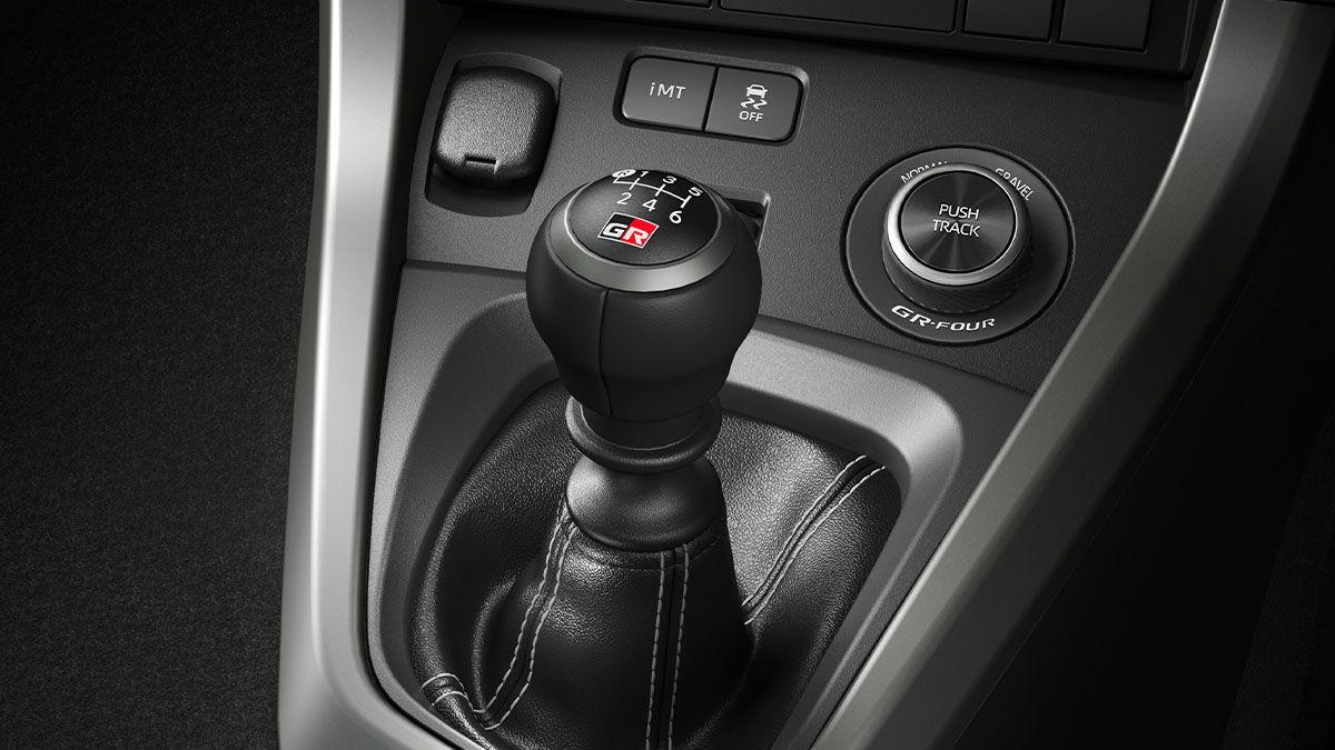 Dear Pengguna Tiga Pedal! Ini 5 Tanda Transmisi Mobil Manual Bermasalah yang Harus Bisa Kamu Deteksi