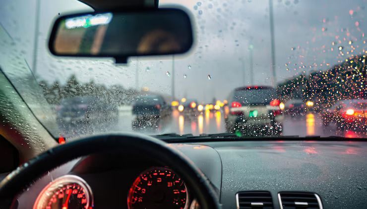5 Cara Mengatasi Plafon Mobil Berisik Pas Hujan yang Bisa Kamu Praktikan!