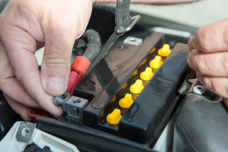 Cas Aki Motor Berapa Lama? Simak Durasi Cas Aki Motor yang Benar