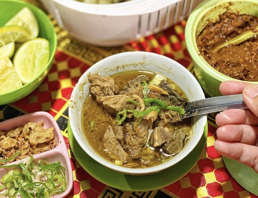 Kuliner Khas Makassar yang Bikin Kangen: Dari Coto Sampai Es Pisang Ijo Legendaris!