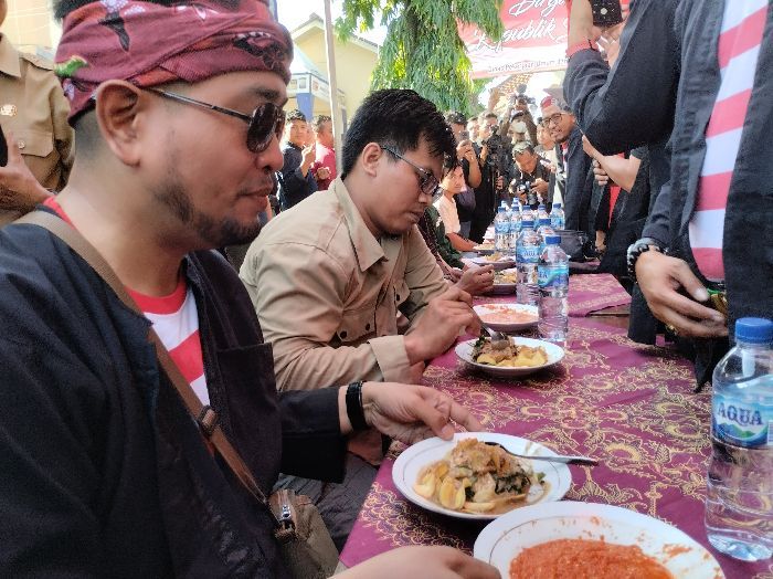 Seribu Rujak Dibagikan ke Warga Madura Secara Gratis, Bebas Makan Sepuasnya 