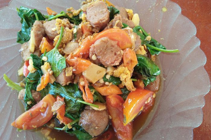 Lengkapi Nutrisi Makan Siang dengan Resep Oseng Kangkung Pedas Pentol Ayam