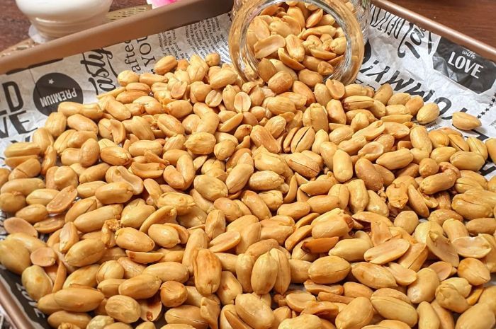 Anti Pahit! Ini Tips Bikin Kacang Goreng Bawang Renyah