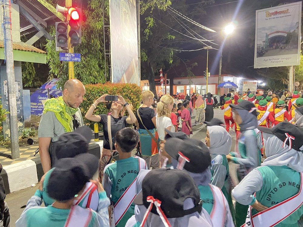 Wisatawan Bule Ini Tunda Keberangkatan Ke Toraja Demi Nonton Gerak Jalan Malam di Parepare