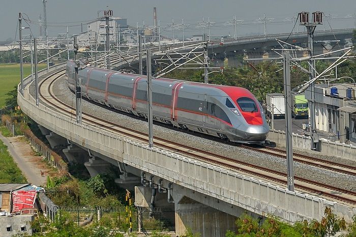 5 Cara Dapat Tiket Naik Kereta Cepat Whoosh Cuma Rp200 Ribu, Gampang Banget!