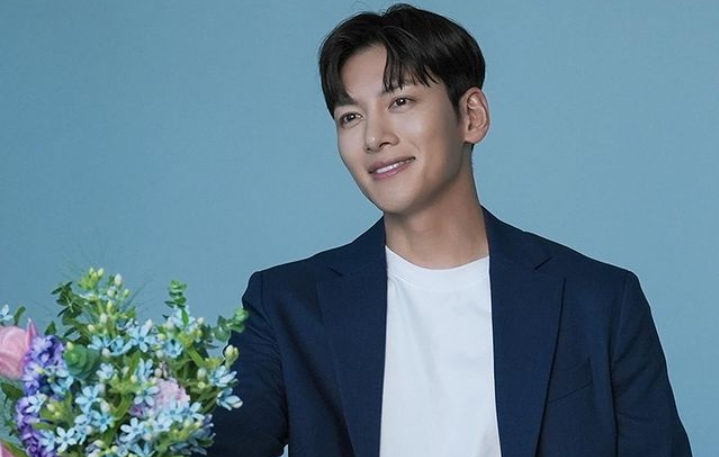 Ji Chang Wook Nikmati Pesona Candi Prambanan, Seru-seruan Keliling Situs Bersejarah Indonesia