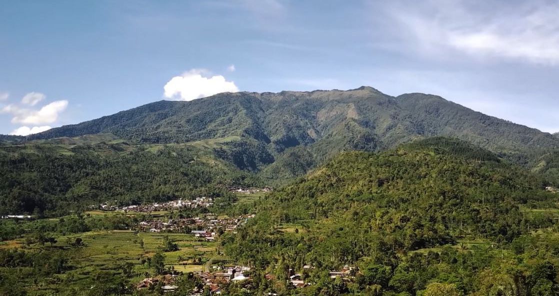 Terkenal dengan Pemandangan Sunrise yang Indah, Ini Waktu Terbaik Mendaki Gunung Prau
