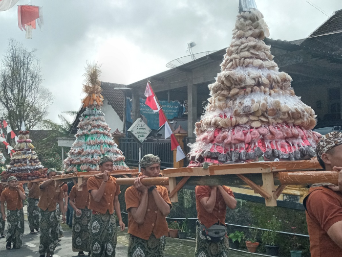 Serunya Grebeg Sadranan Cepogo, Ribuan Warga Boyolali Berebut Gunungan