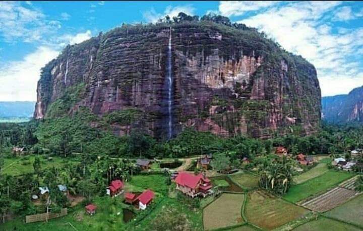 Staycation Anti-Mainstream: Camping di Tengah Sawah Lembah Harau, Tidur Ditemani Tebing Megah!