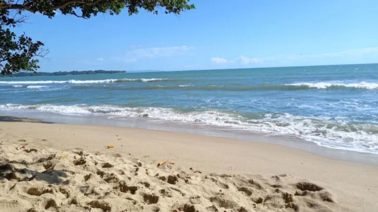 7 Pantai Terindah Dekat Jakarta: Liburan Singkat Rasa di Luar Negeri!