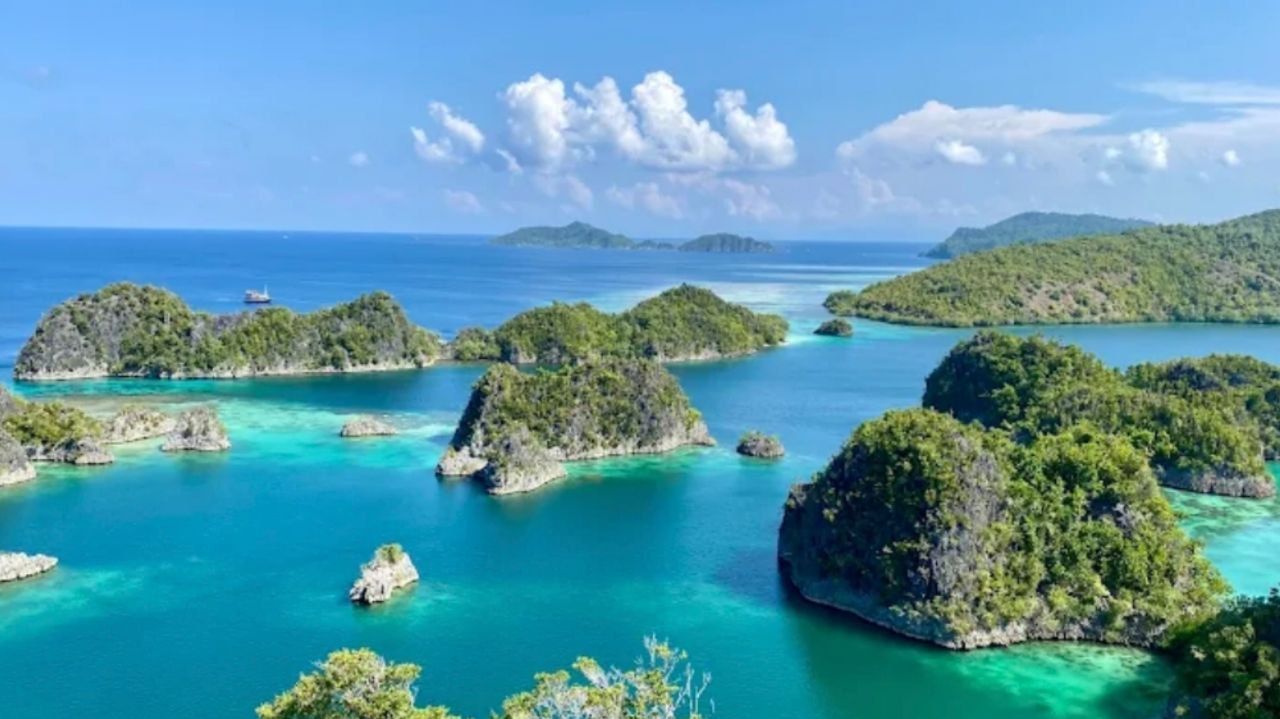 Imbas Tambang Nikel, Kemenpar Izinkan Wisatawan Boleh Liburan ke Raja Ampat