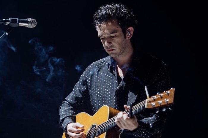 The 1975 Batal Manggung di Jakarta Buntut Ciuman Matty Healy-Ross MacDonald di KL
