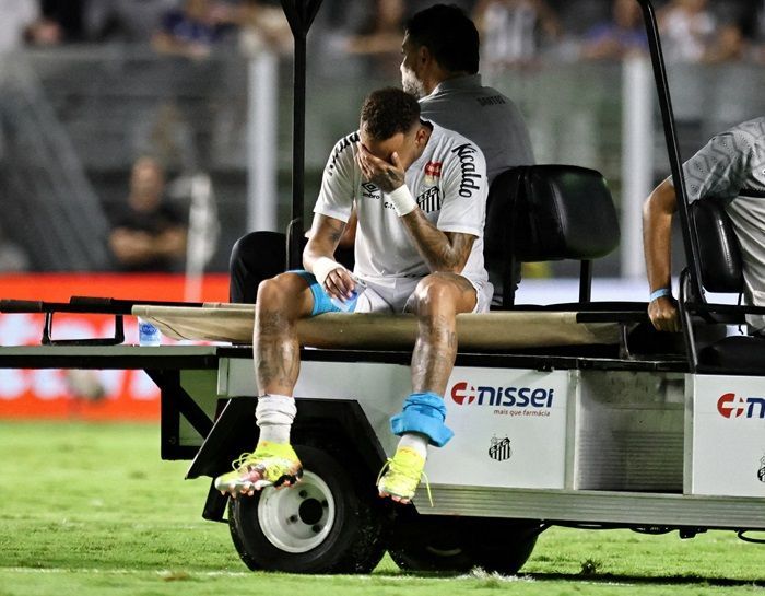 Alami Cedera usai Bermain Hanya 34 Menit, Neymar Berjalan Keluar Sambil Menangis