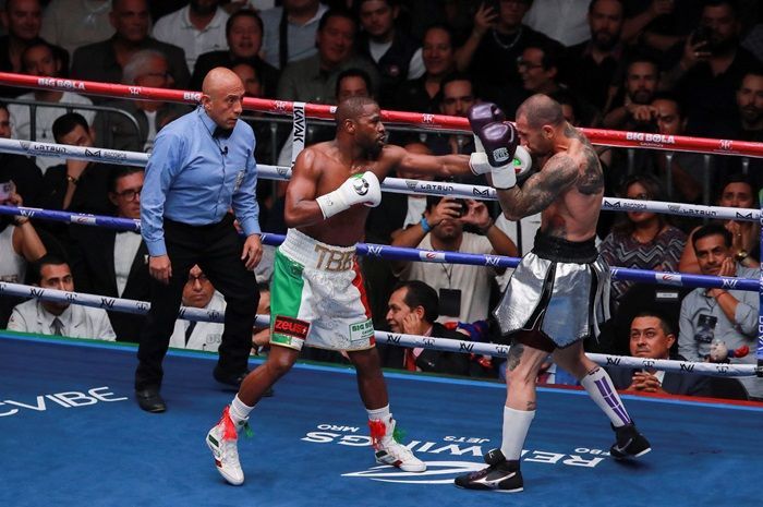 Momen Aneh Sepanjang Sejarah Tinju, Mayweather Pecat Wasit di Tengah Pertarungan