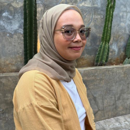 Dewi Kania - Wow Kreatif, Cewek Ini Pakai Bra Plastik Isinya Ikan Hias Berenang-renang